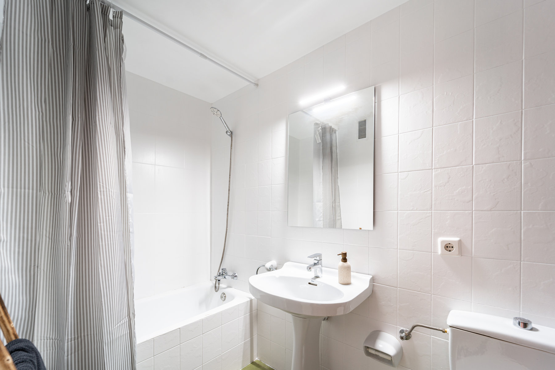 LWP2388.jpg Spacious 3-Bed Apartment with Terrace for Rent in Palma