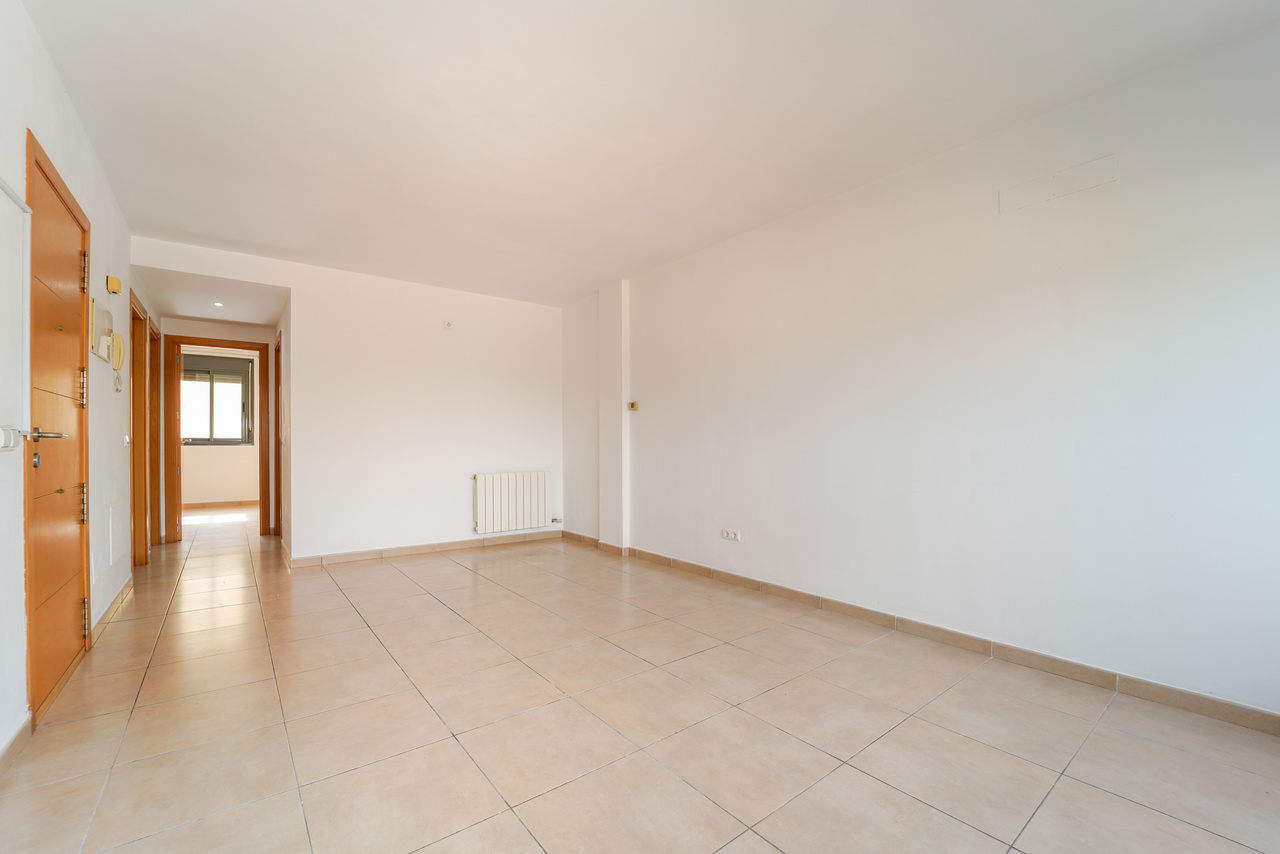 Helle, unmöblierte Wohnung zur Miete an der Ronda Institut, Manacor