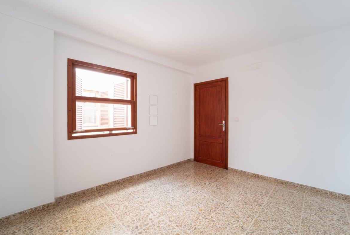 4-Bedroom Furnished Apartment with Terrace in Es Llombards