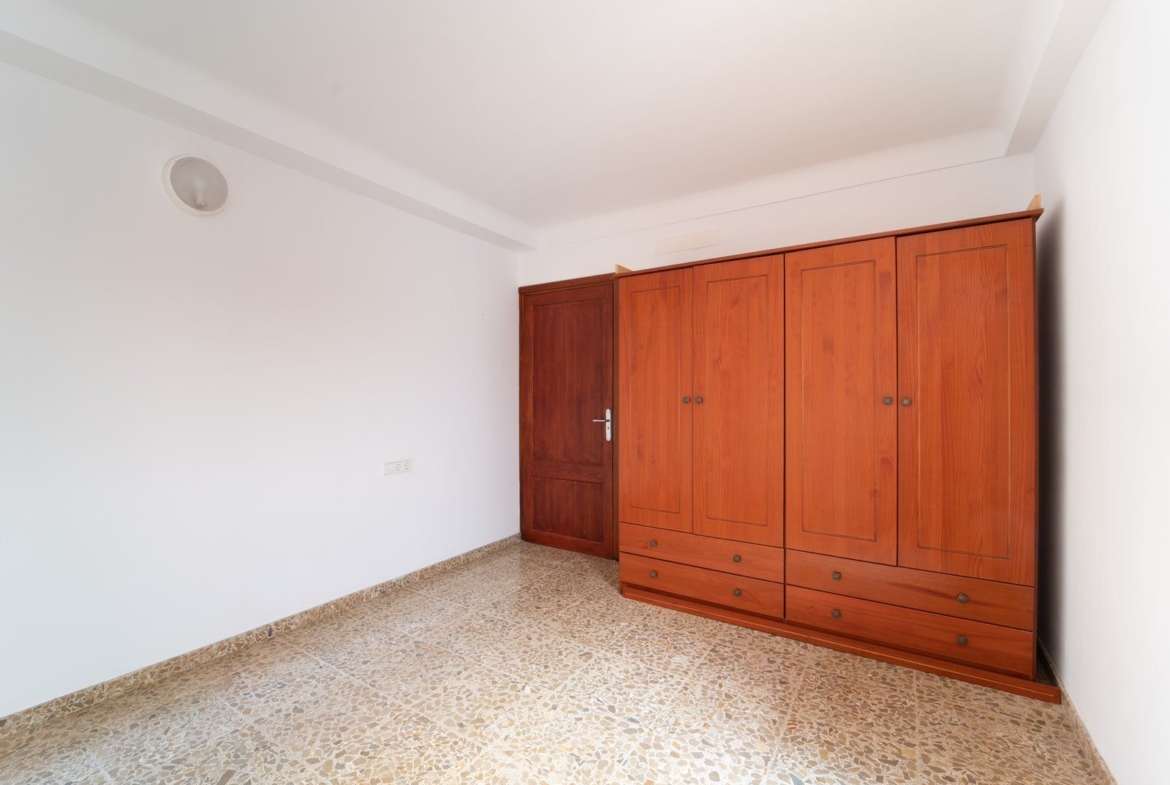 4-Bedroom Furnished Apartment with Terrace in Es Llombards