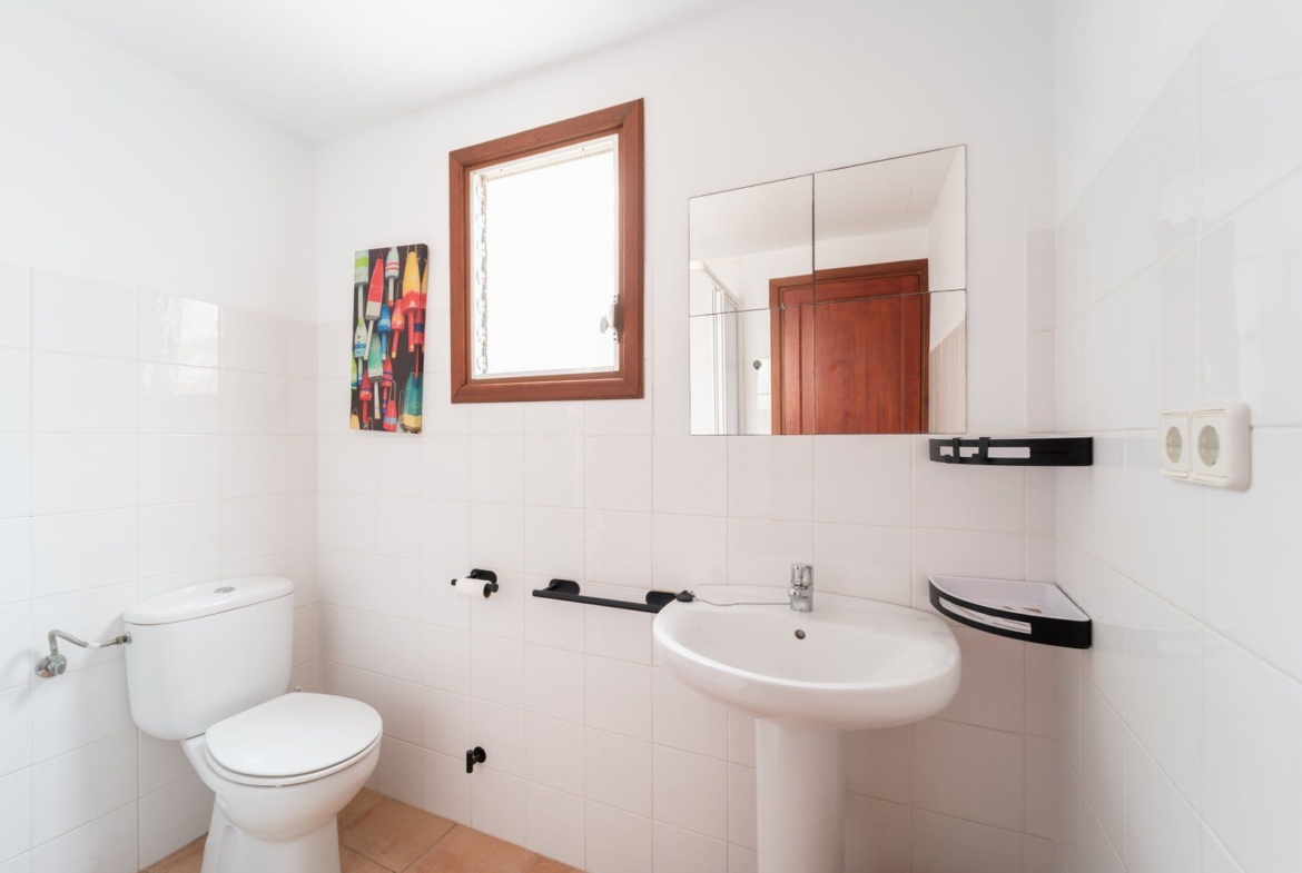 4-Bedroom Furnished Apartment with Terrace in Es Llombards