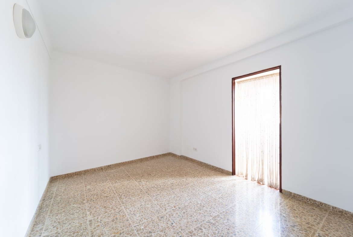 4-Bedroom Furnished Apartment with Terrace in Es Llombards