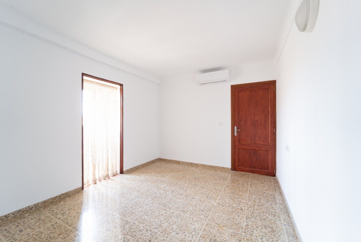 4-Bedroom Furnished Apartment with Terrace in Es Llombards