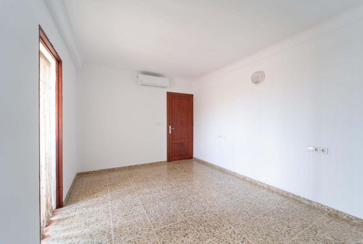 4-Bedroom Furnished Apartment with Terrace in Es Llombards