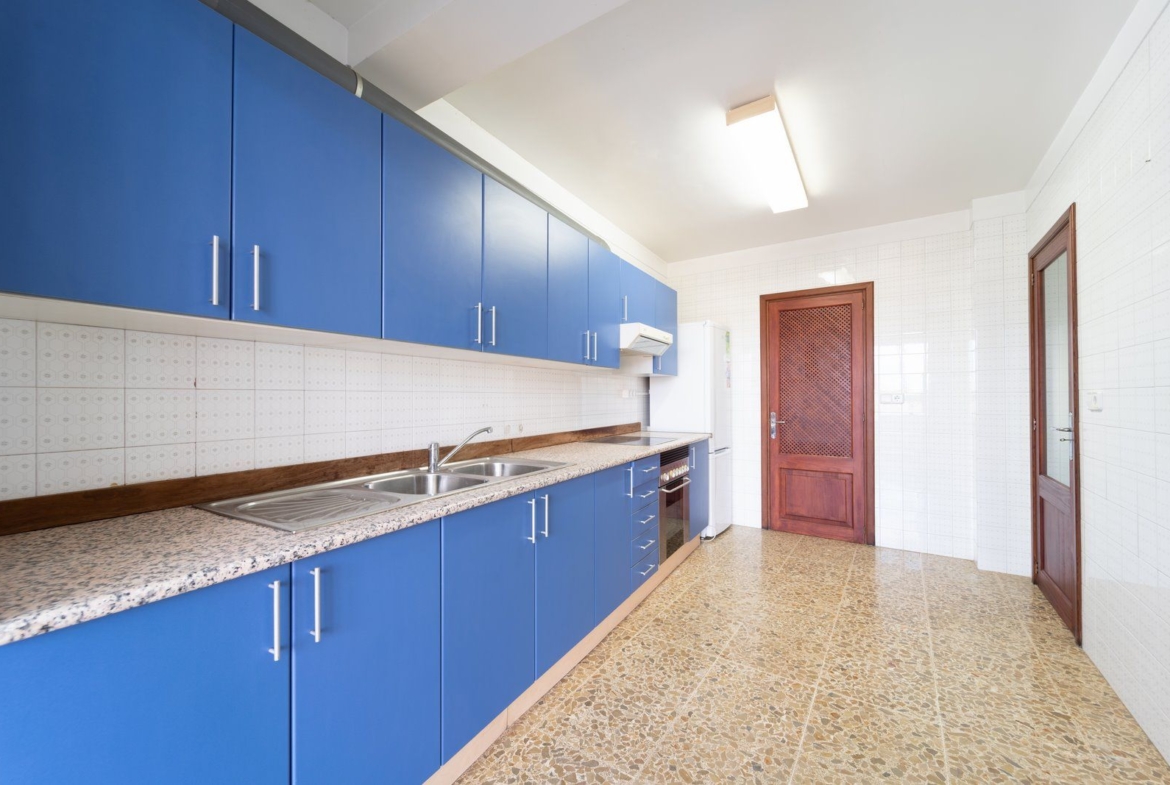 4-Bedroom Furnished Apartment with Terrace in Es Llombards