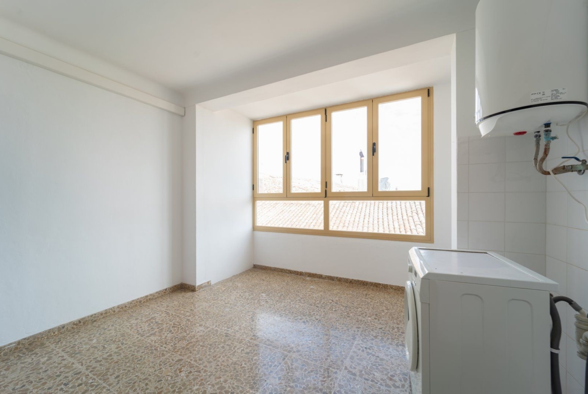 4-Bedroom Furnished Apartment with Terrace in Es Llombards