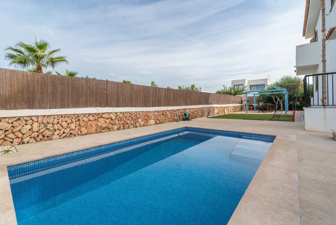 Casa adosada en alquiler con piscina y terrazas en s'Estanyol