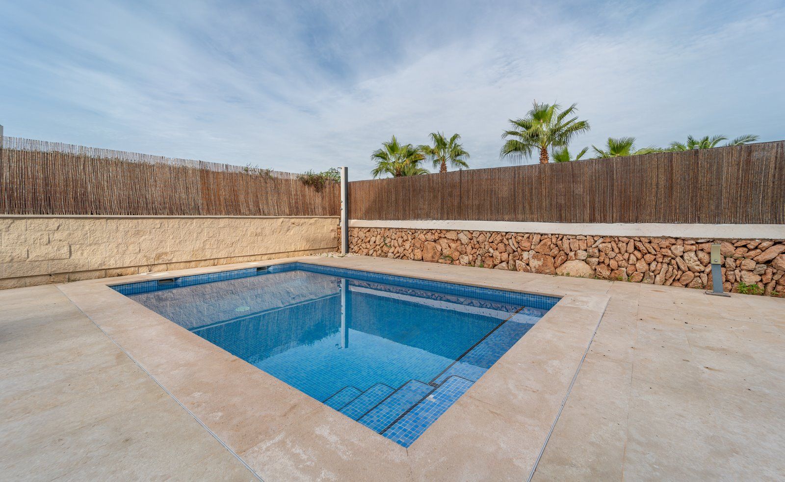Villa-to-rent-with-swimming-pool-in-sEstanyol-9-Copiar.jpg Casa adosada en alquiler con piscina y terrazas en s'Estanyol