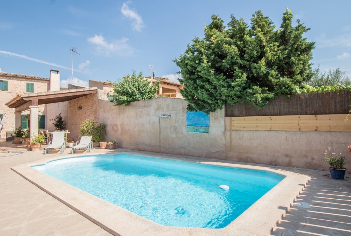 Dorfhaus mit Pool zur Miete in Ses Salines – 5 Schlafzimmer