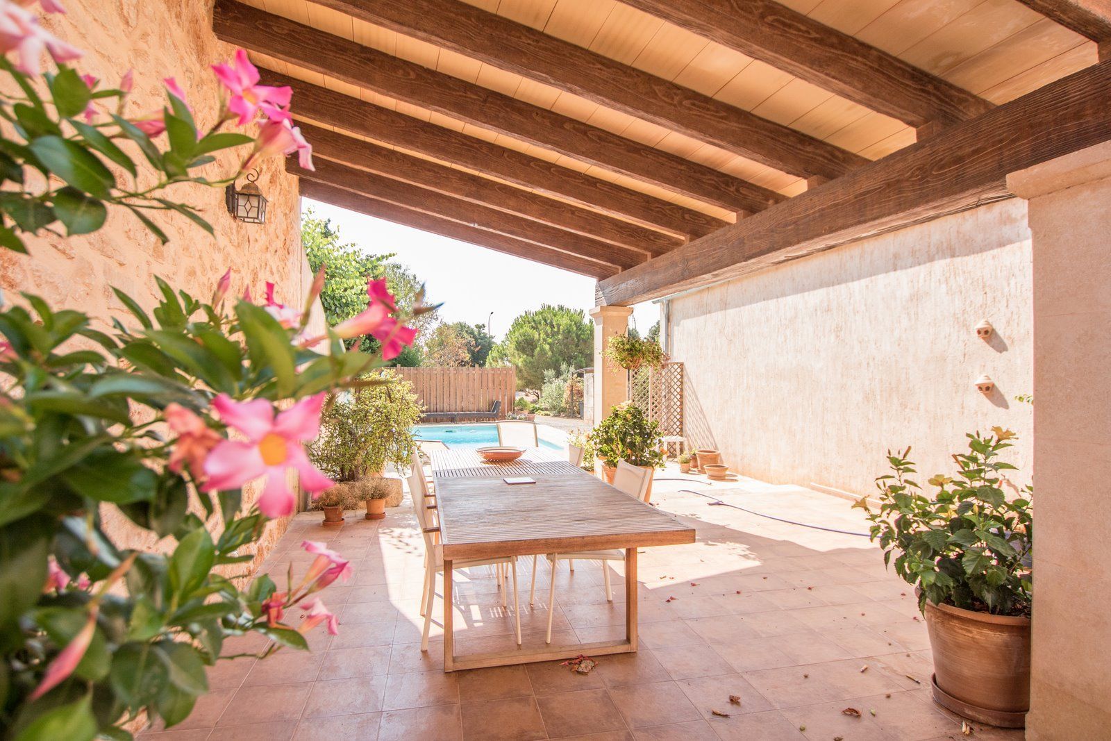 can-Llucia-porche-Copiar.jpg Dorfhaus mit Pool zur Miete in Ses Salines – 5 Schlafzimmer