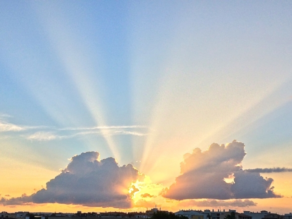 Amanecer con rayos de sol entre nubes sobre la Colònia de Sant Jordi, Mallorca