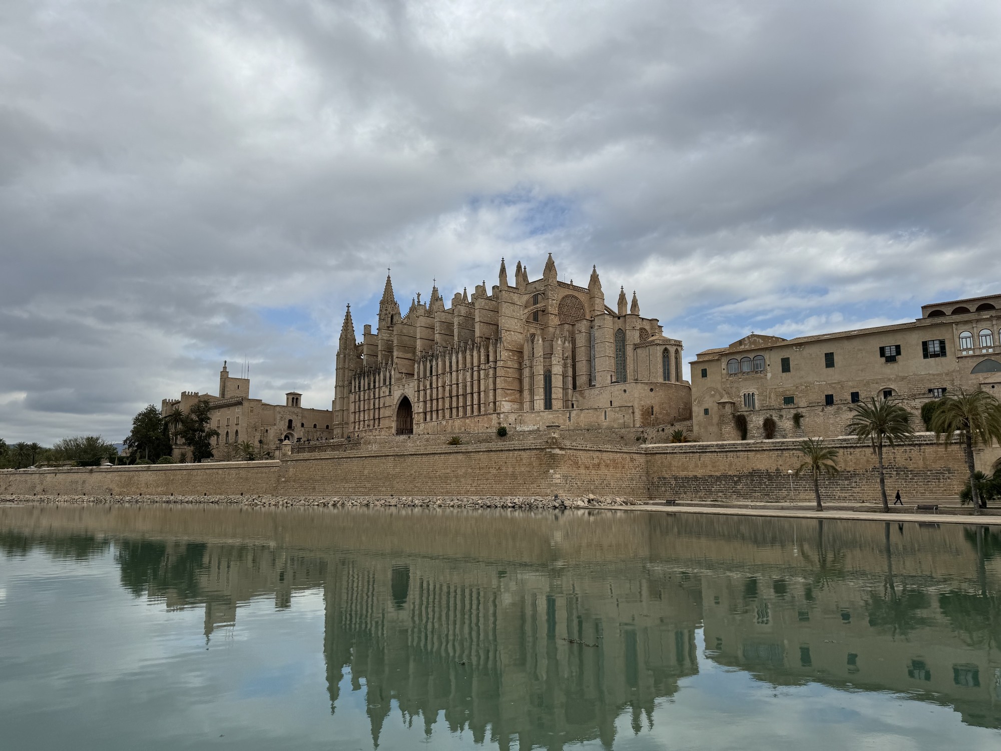 La catedral de Palma y el palacio de la Almudaina reflejados en el lago del Parc de la Mar