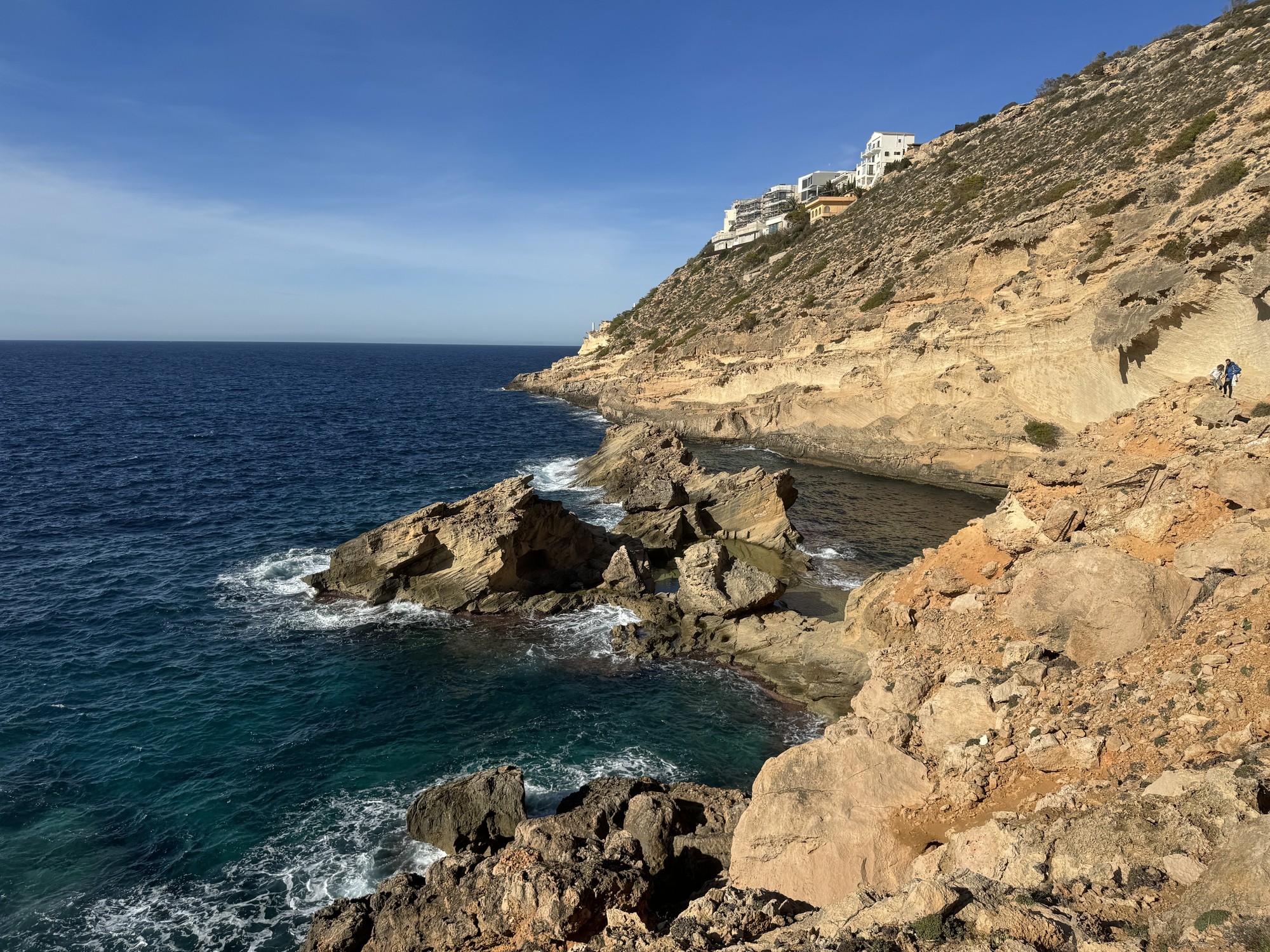 Acantilados y agua transparente en la costa de Calvià, Mallorca
