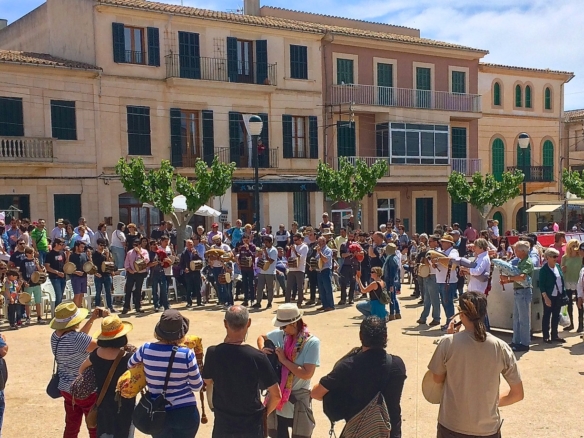 Vecinos reunidos en la plaza de Ses Salines durante la fiesta del pueblo, Mallorca
