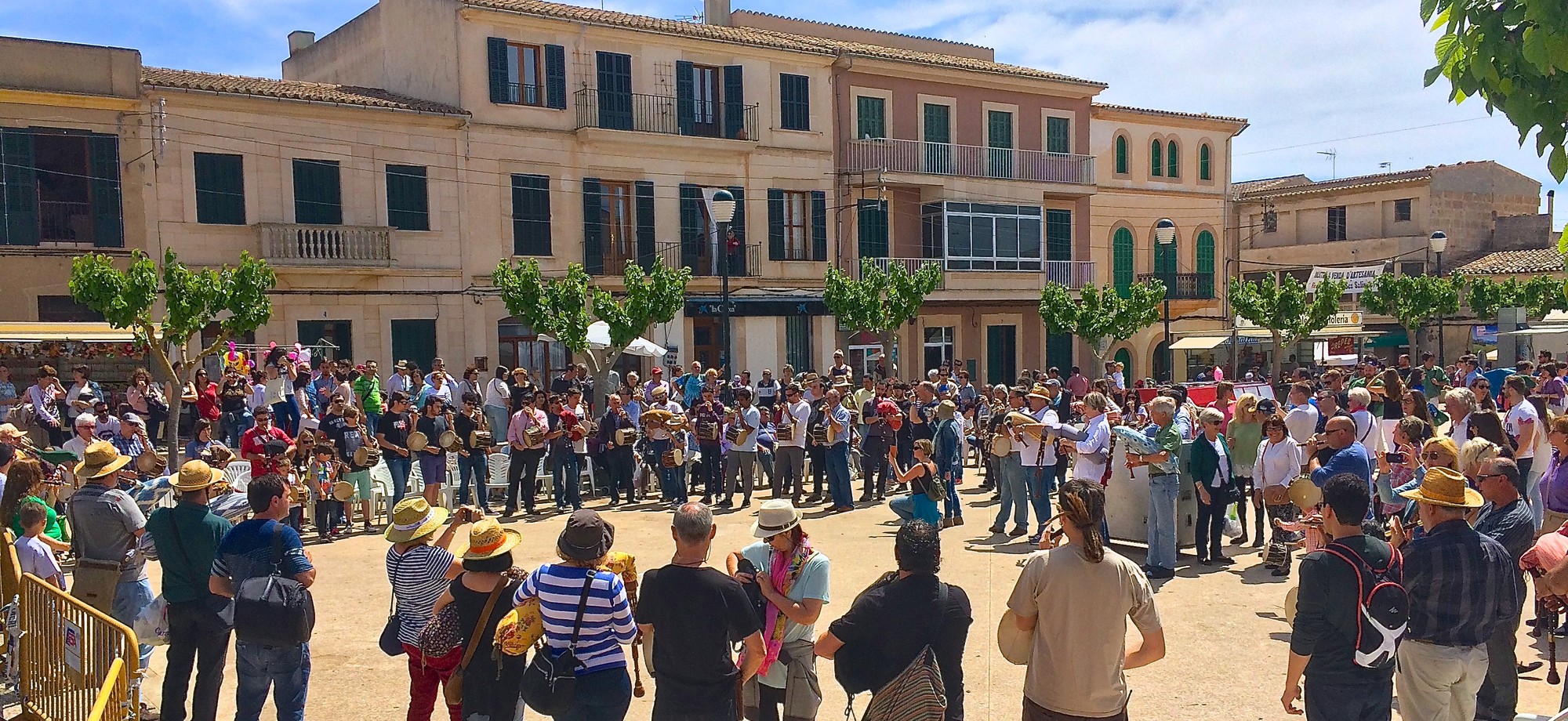Vecinos reunidos en la plaza de Ses Salines durante la fiesta del pueblo, Mallorca