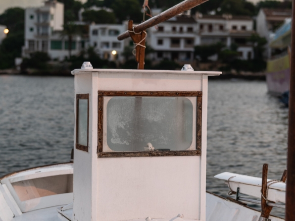 Llaüt, barca tradicional mallorquina, amarrado en un puerto de pescadores de Mallorca al atardecer