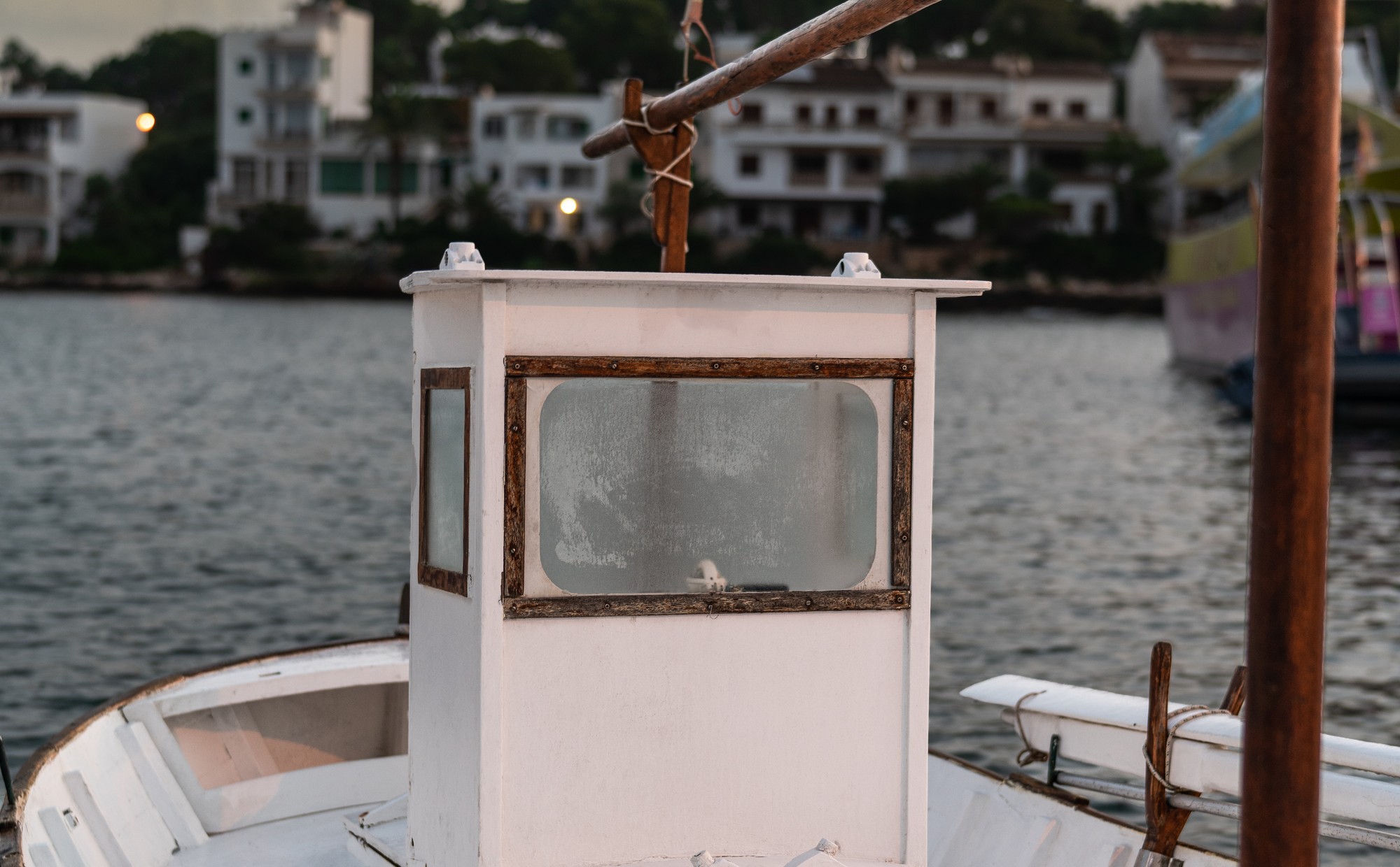 Llaüt, barca tradicional mallorquina, amarrado en un puerto de pescadores de Mallorca al atardecer