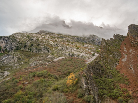 Nubes bajas sobre las cumbres de la Serra de Tramuntana, Mallorca