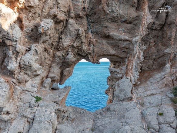 El agujero en la roca de Sa Foradada con el mar al fondo, costa de Deià, Mallorca