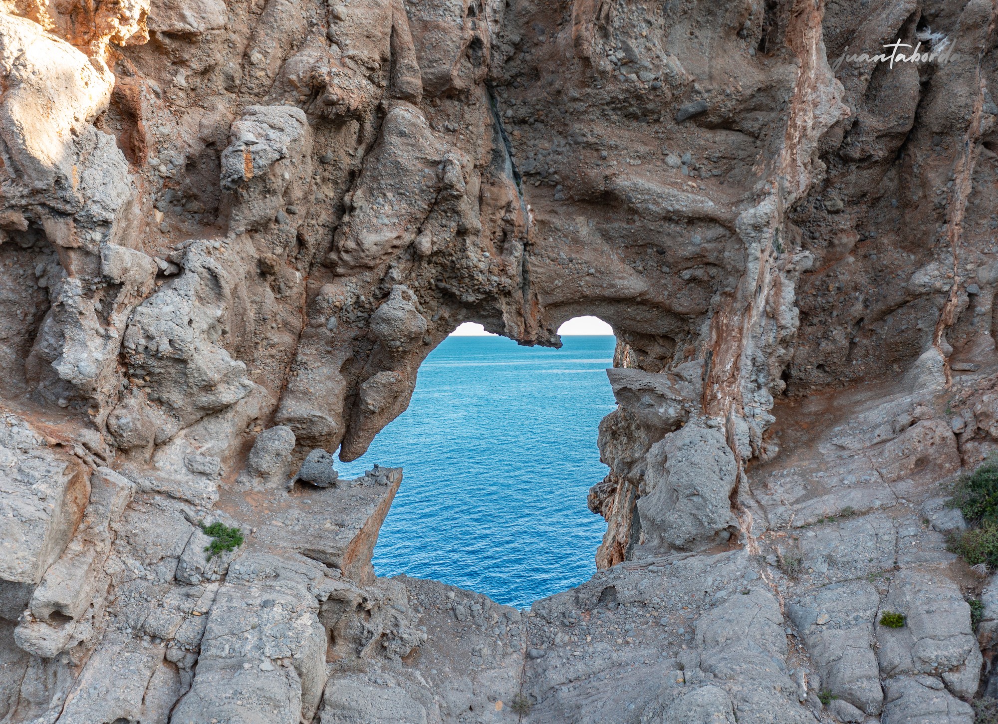 El agujero en la roca de Sa Foradada con el mar al fondo, costa de Deià, Mallorca