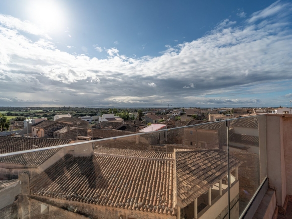 Tejados y campanario de Ses Salines vistos desde una azotea, Mallorca