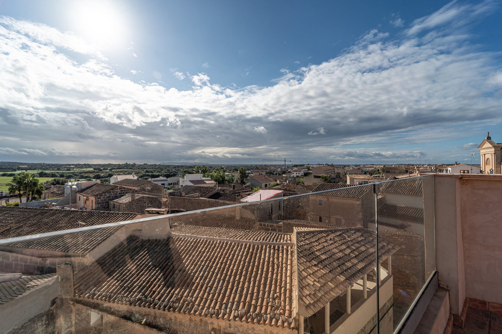 Tejados y campanario de Ses Salines vistos desde una azotea, Mallorca