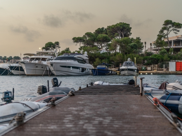 Yates amarrados al amanecer en el puerto de Portopetro, Santanyí, Mallorca