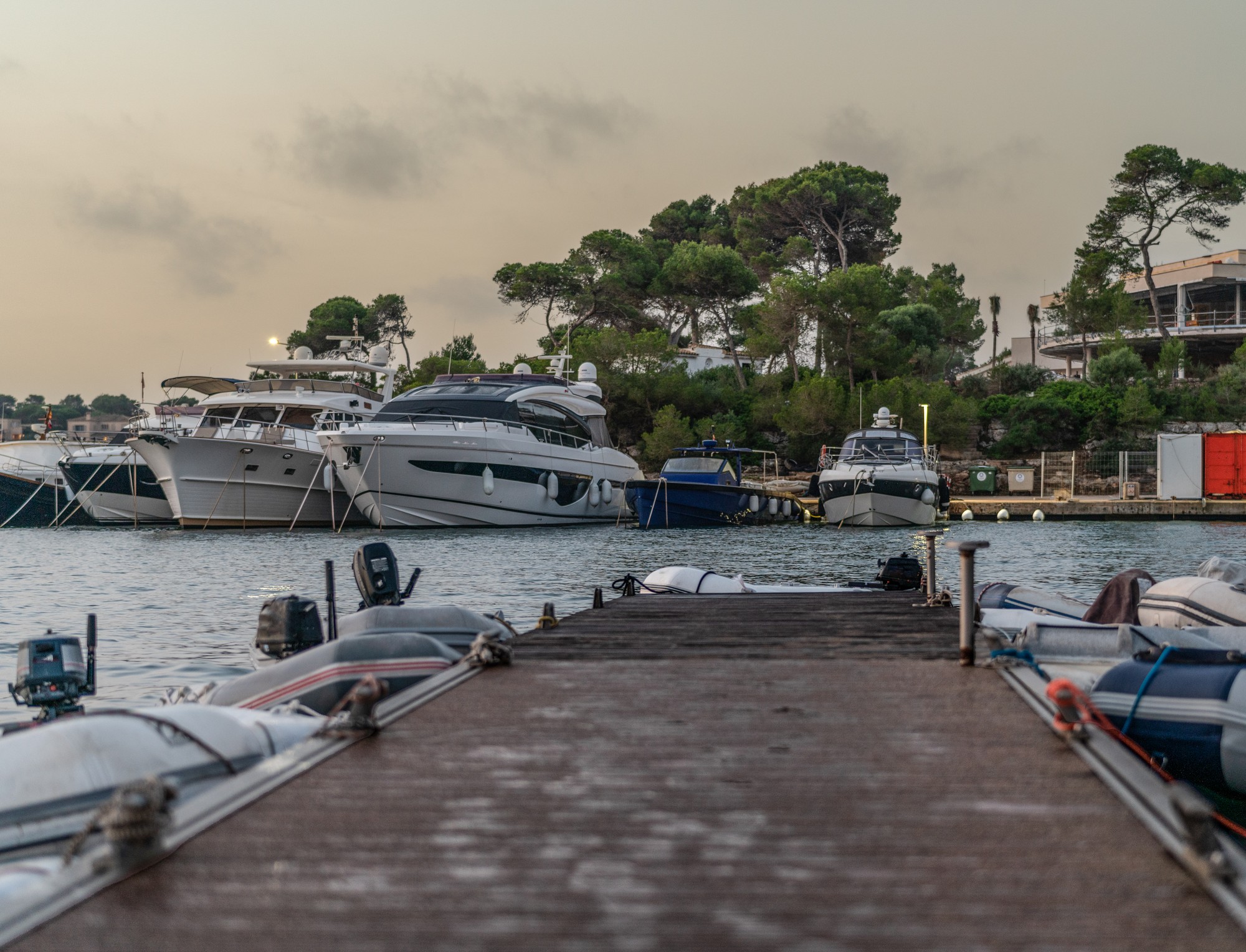 Yates amarrados al amanecer en el puerto de Portopetro, Santanyí, Mallorca